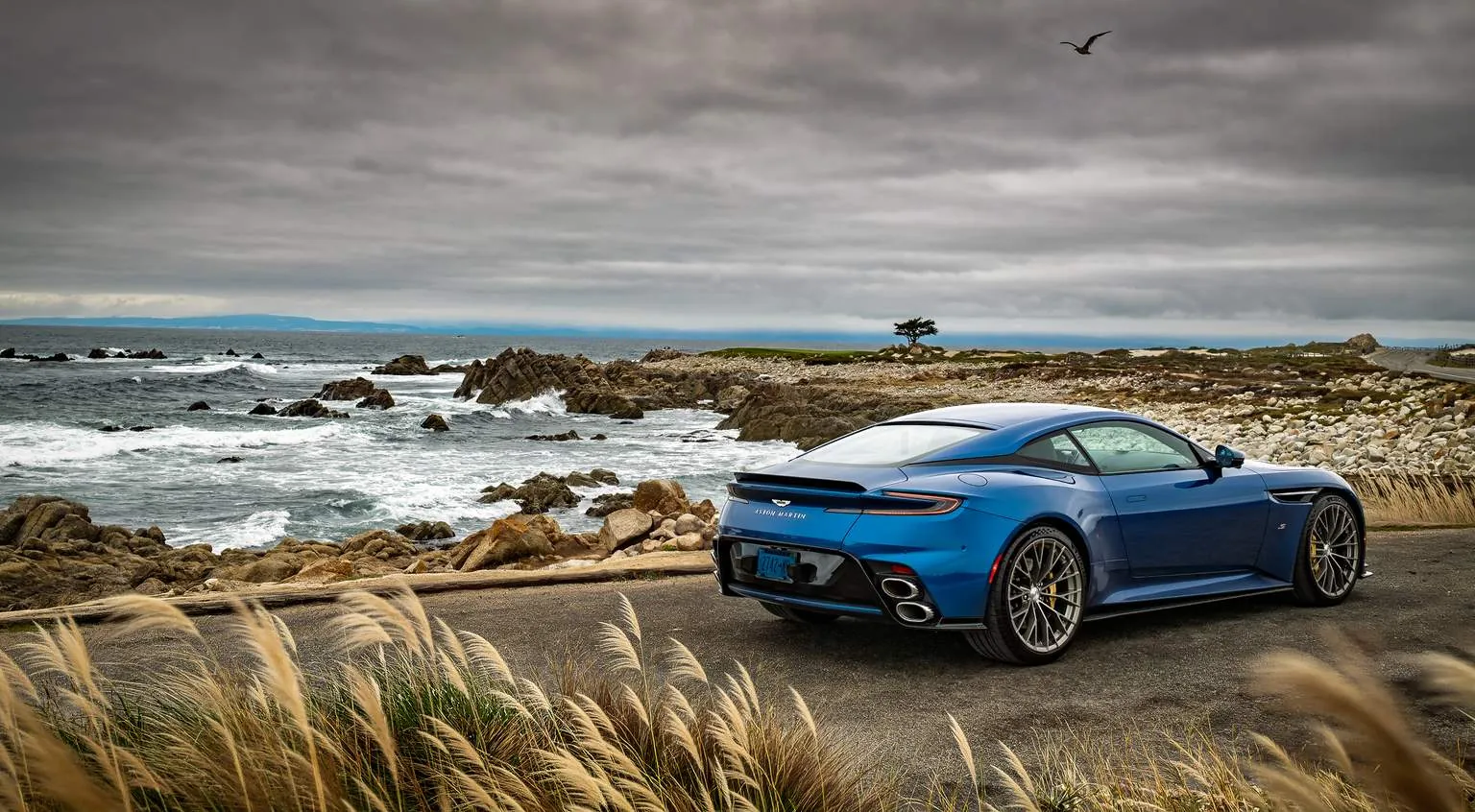 Иллюстрация к материалу «Aston Martin представила самый мощный суперкар DB12 S с двигателем V8». Фото: Maxim.com.