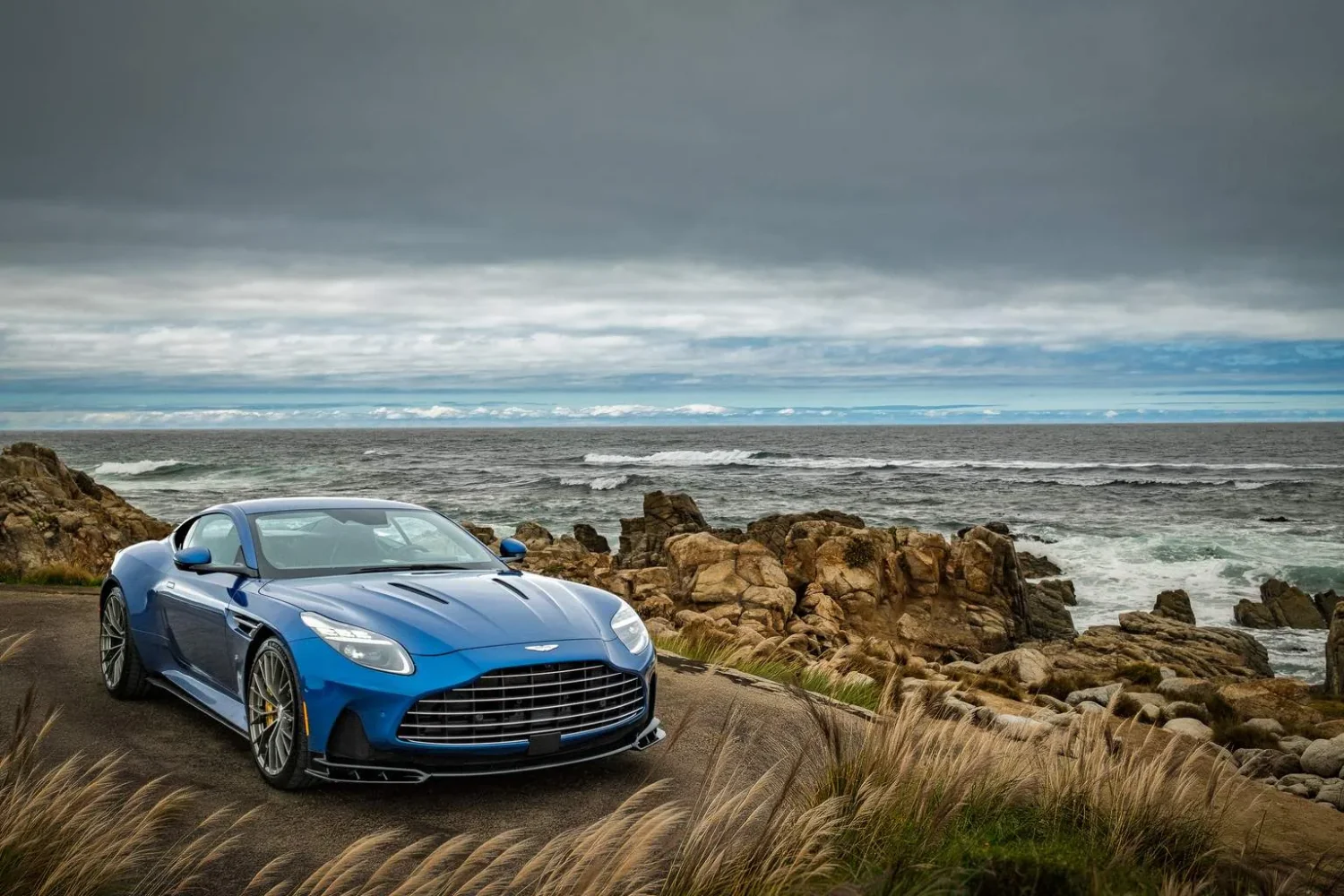 Aston Martin представила самый мощный суперкар DB12 S с двигателем V8