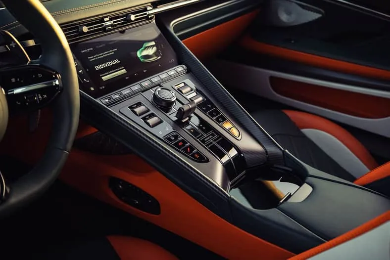 Иллюстрация к материалу «Aston Martin представила самый мощный суперкар DB12 S с двигателем V8». Фото: Maxim.com.