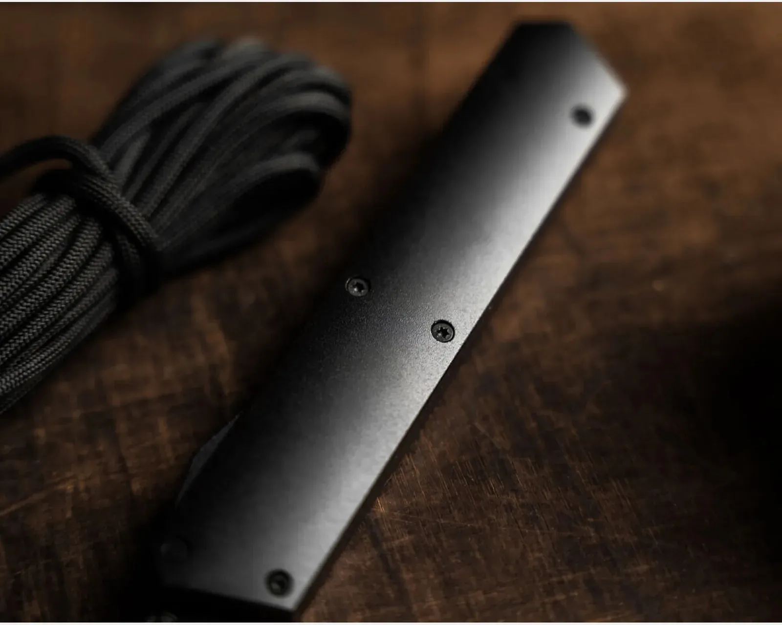 Иллюстрация к материалу «Böker выпустила автоматический нож Kwaiken OTF All Black». Фото: Gear Patrol.