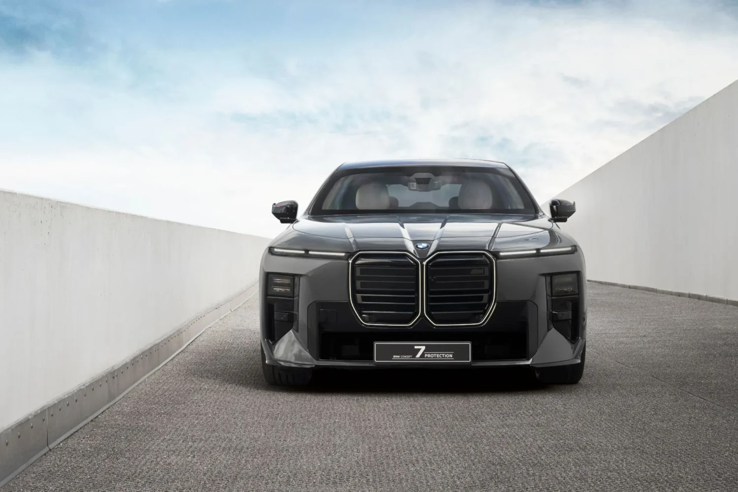 BMW представила концепт бронированного седана Concept 7 Protection
