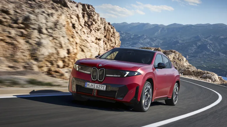 BMW представила электрический кроссовер iX4 с запасом хода до 428 миль