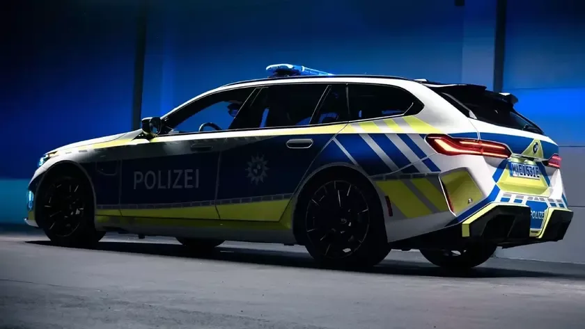 BMW M представила универсал M5 Touring в ливрее немецкой полиции