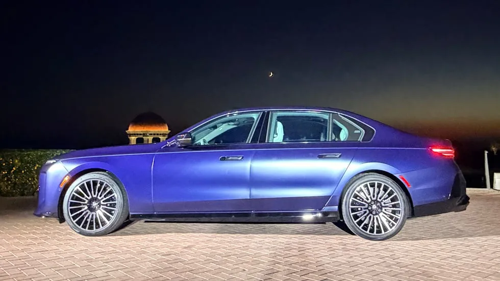 BMW представила флагманский седан M760 с двигателем V8