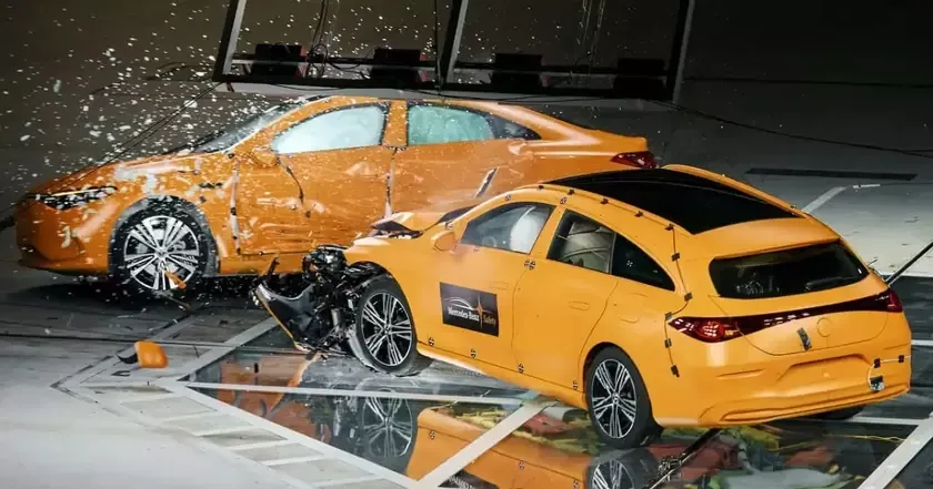 Боковой удар на 56 км/ч: Mercedes-Benz разбил гибридный CLA об электрический
