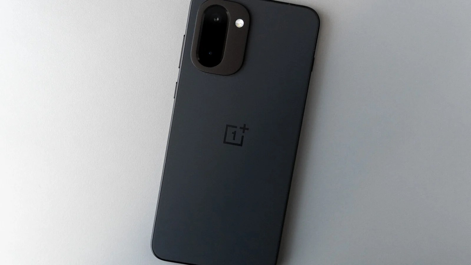 OnePlus 15R в чёрном цвете