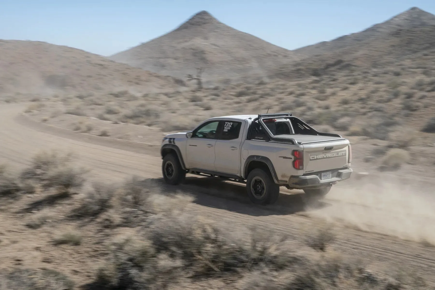 Иллюстрация к материалу «Chevrolet вернет пакет Desert Boss для пикапа Colorado в 2027 году». Фото: Gear Patrol.
