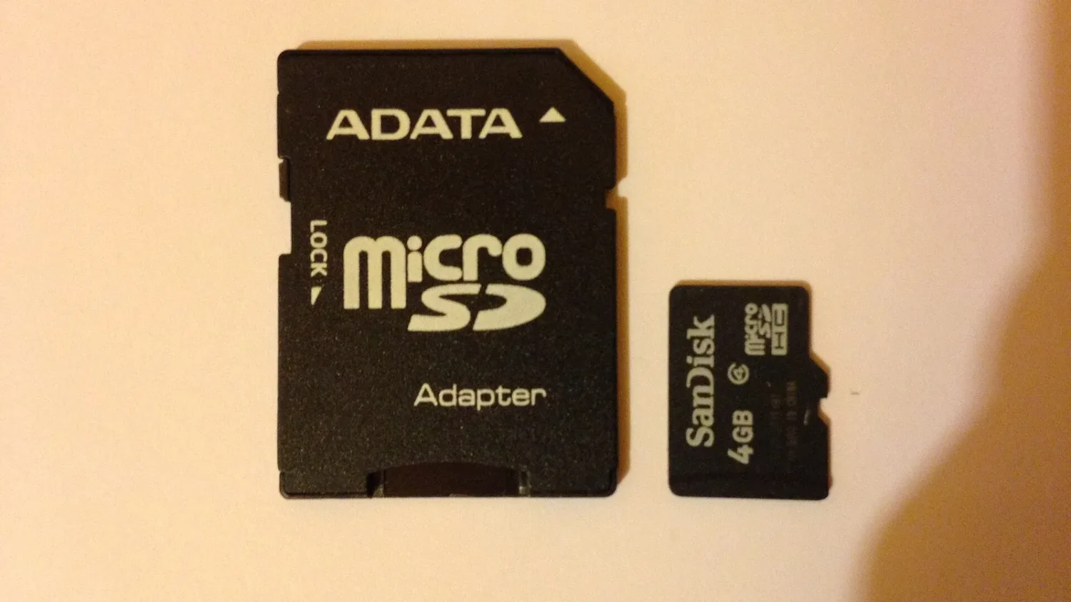 Карта microSD SanDisk на 4 ГБ и адаптер ADATA