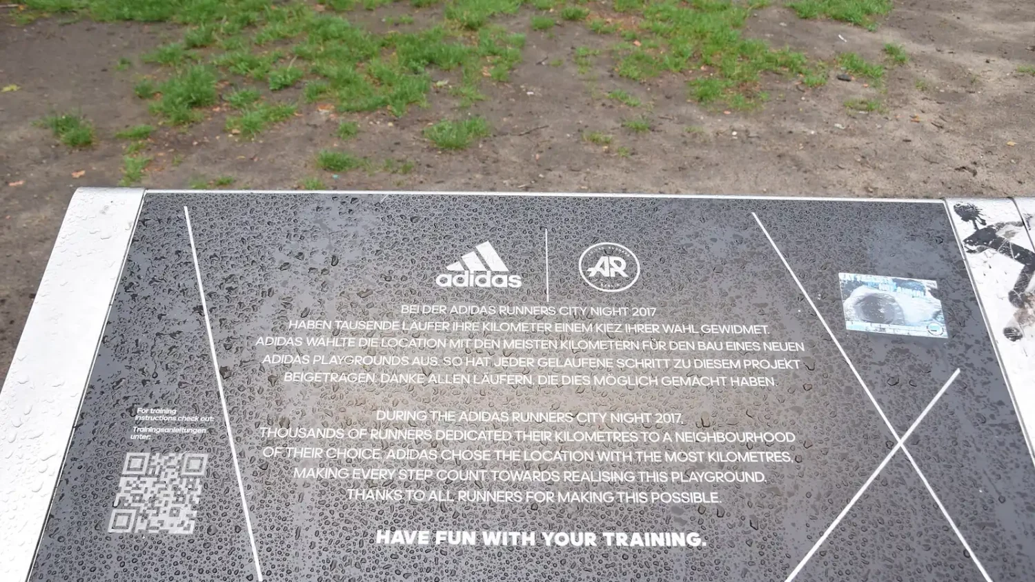 Табличка adidas на спортивной площадке в парке Берлина