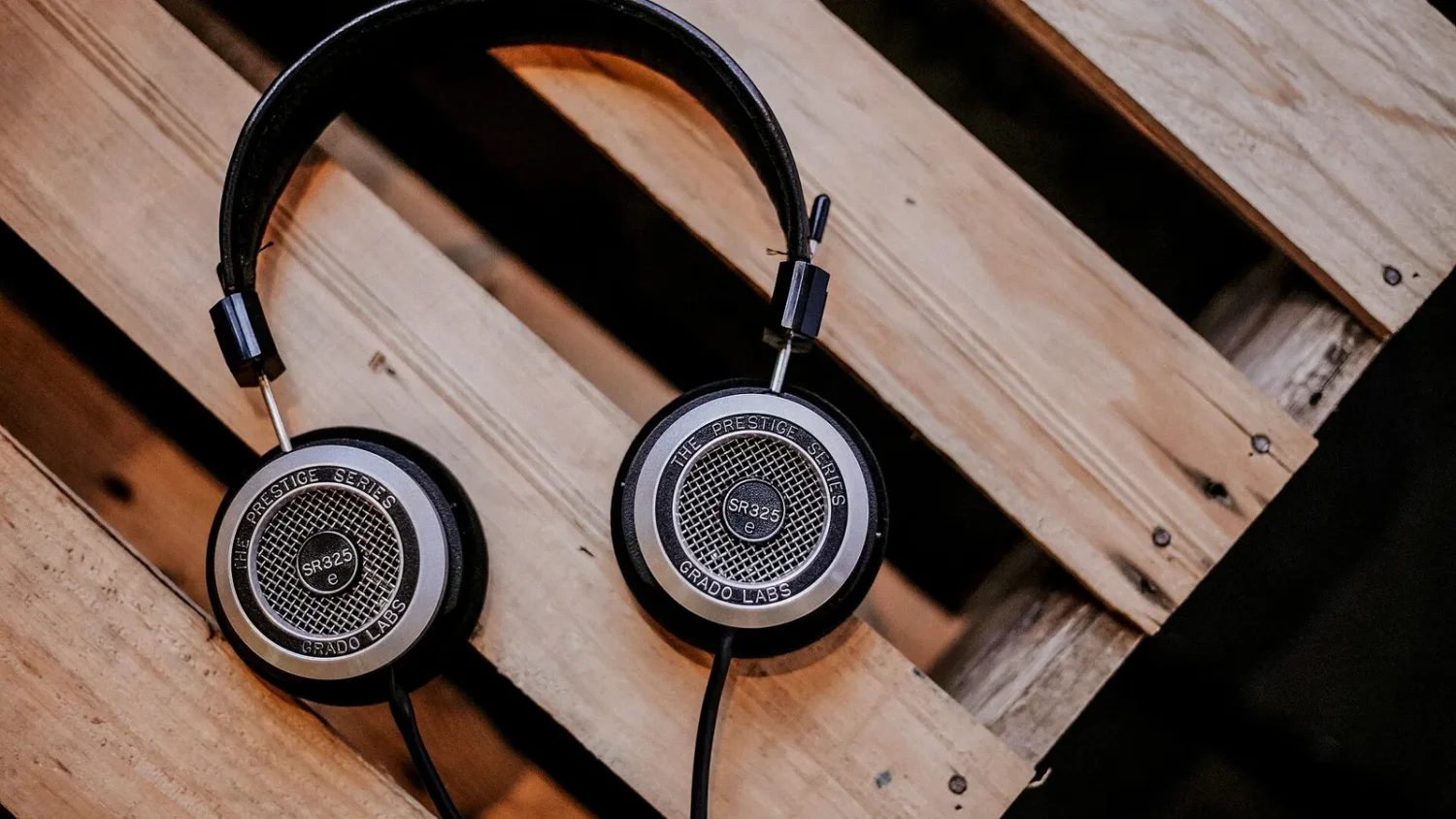 Открытые наушники HiFiMan на деревянном столе