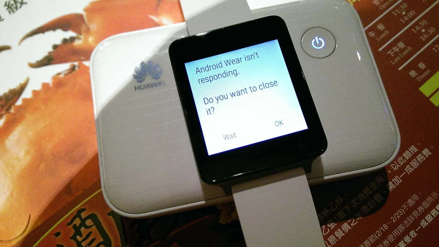 Смарт-часы на Android Wear на коробке