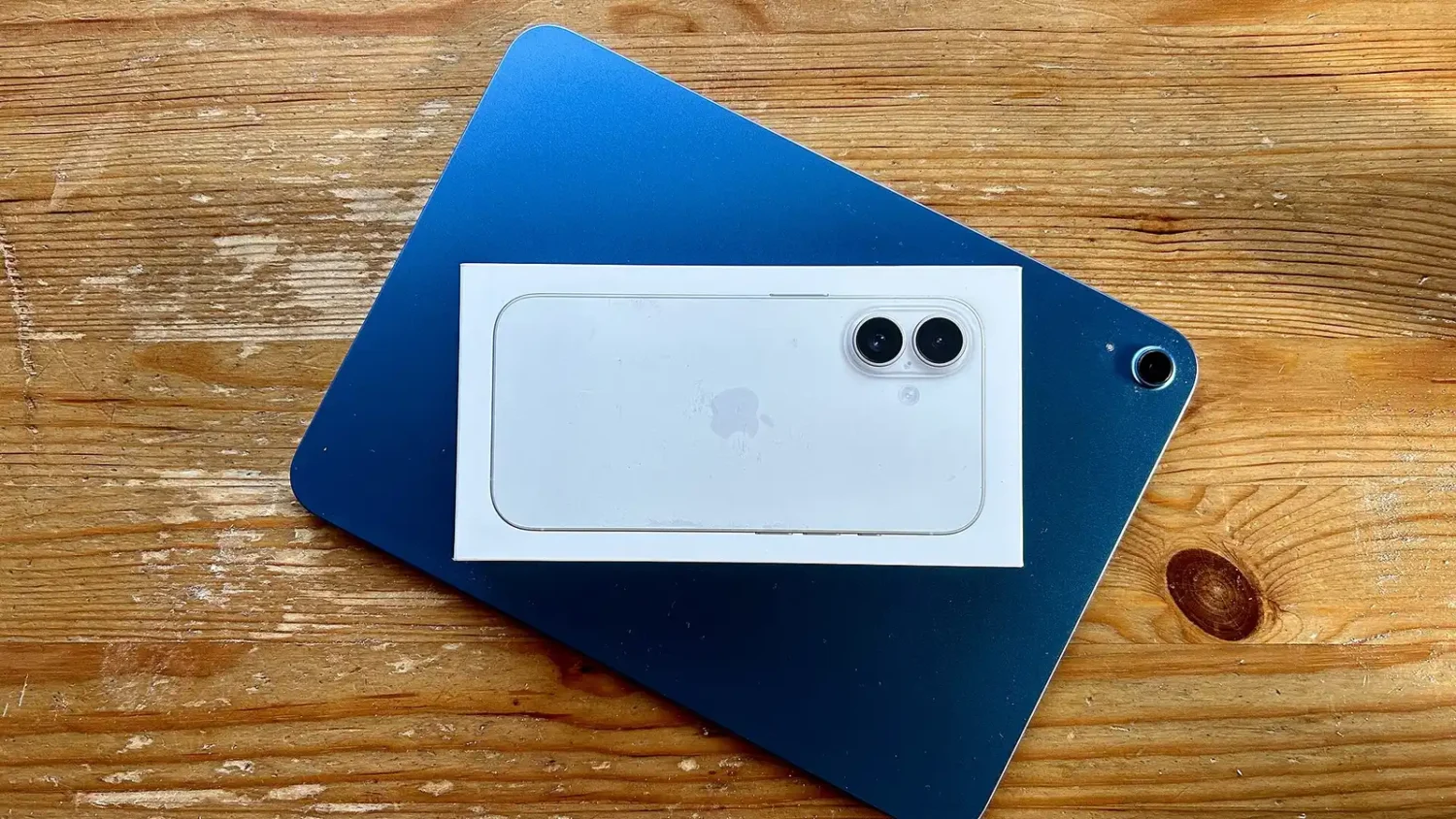 Коробка от голубого iPhone на деревянном столе