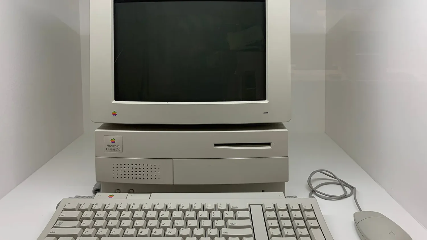 Старый компьютер Apple Macintosh с клавиатурой