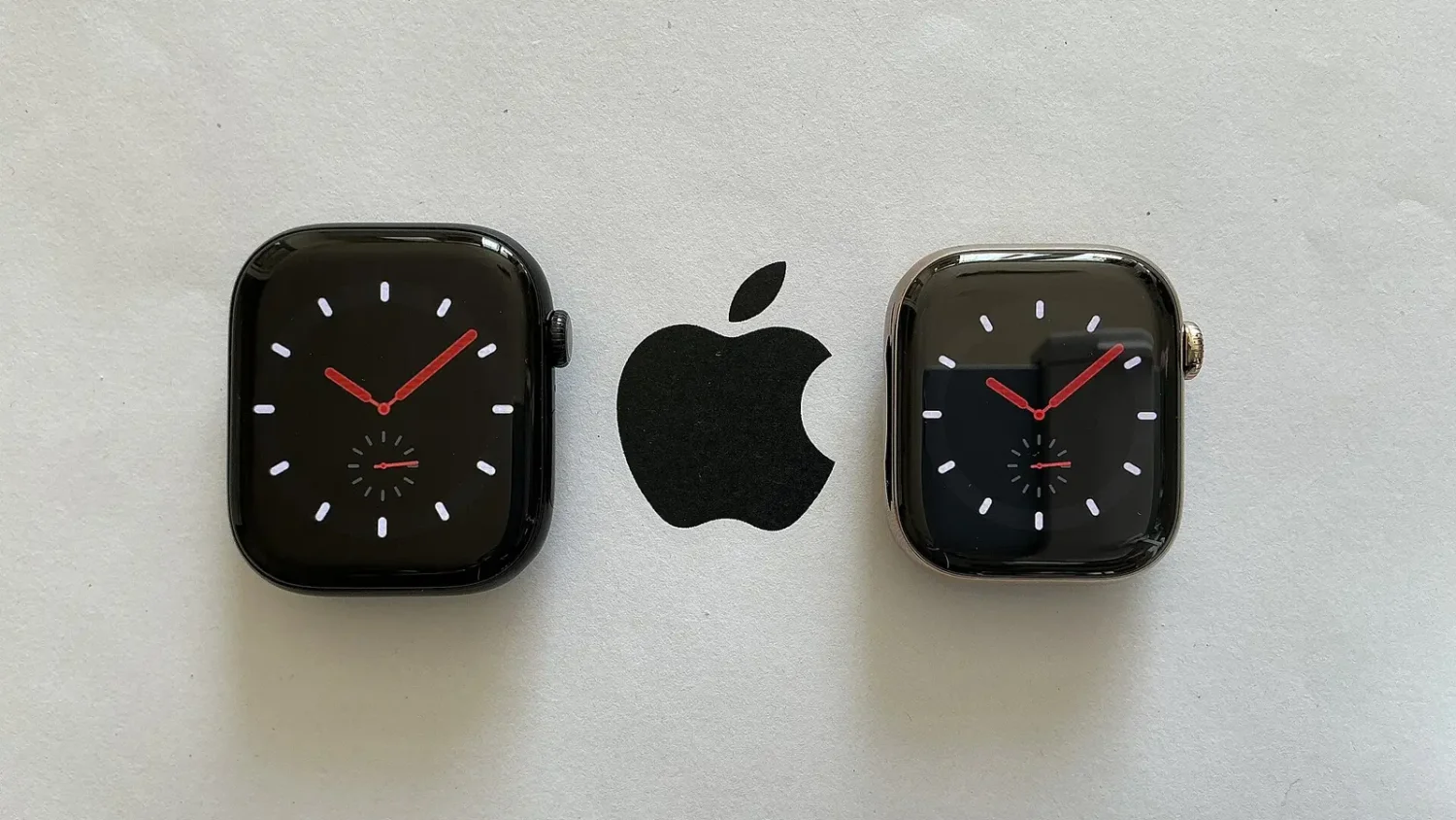 Двое смарт-часов Apple Watch и логотип Apple на сером фоне