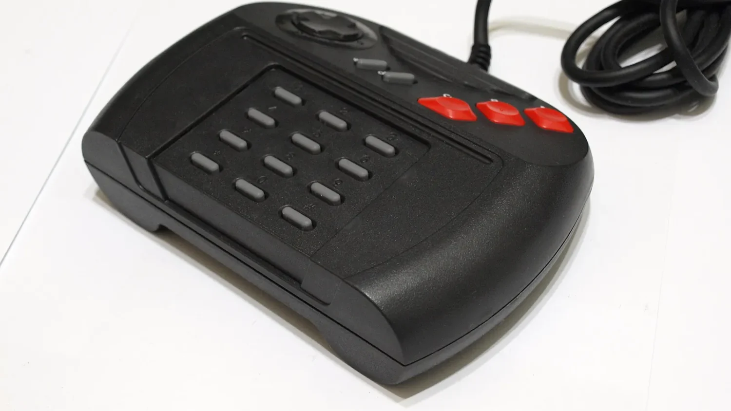 Чёрный геймпад Atari с цифровой клавиатурой