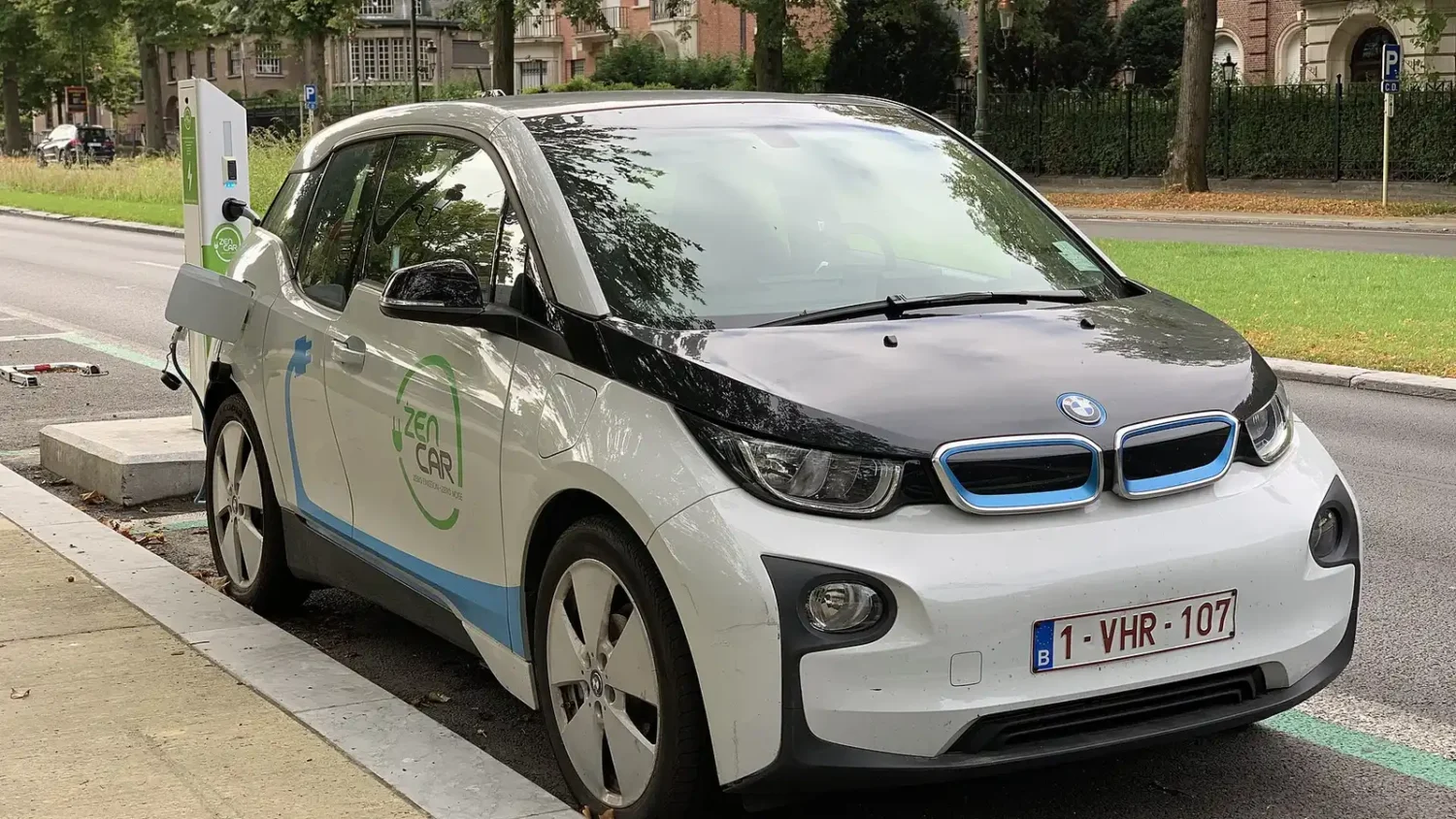 Белый электромобиль BMW i3 на улице