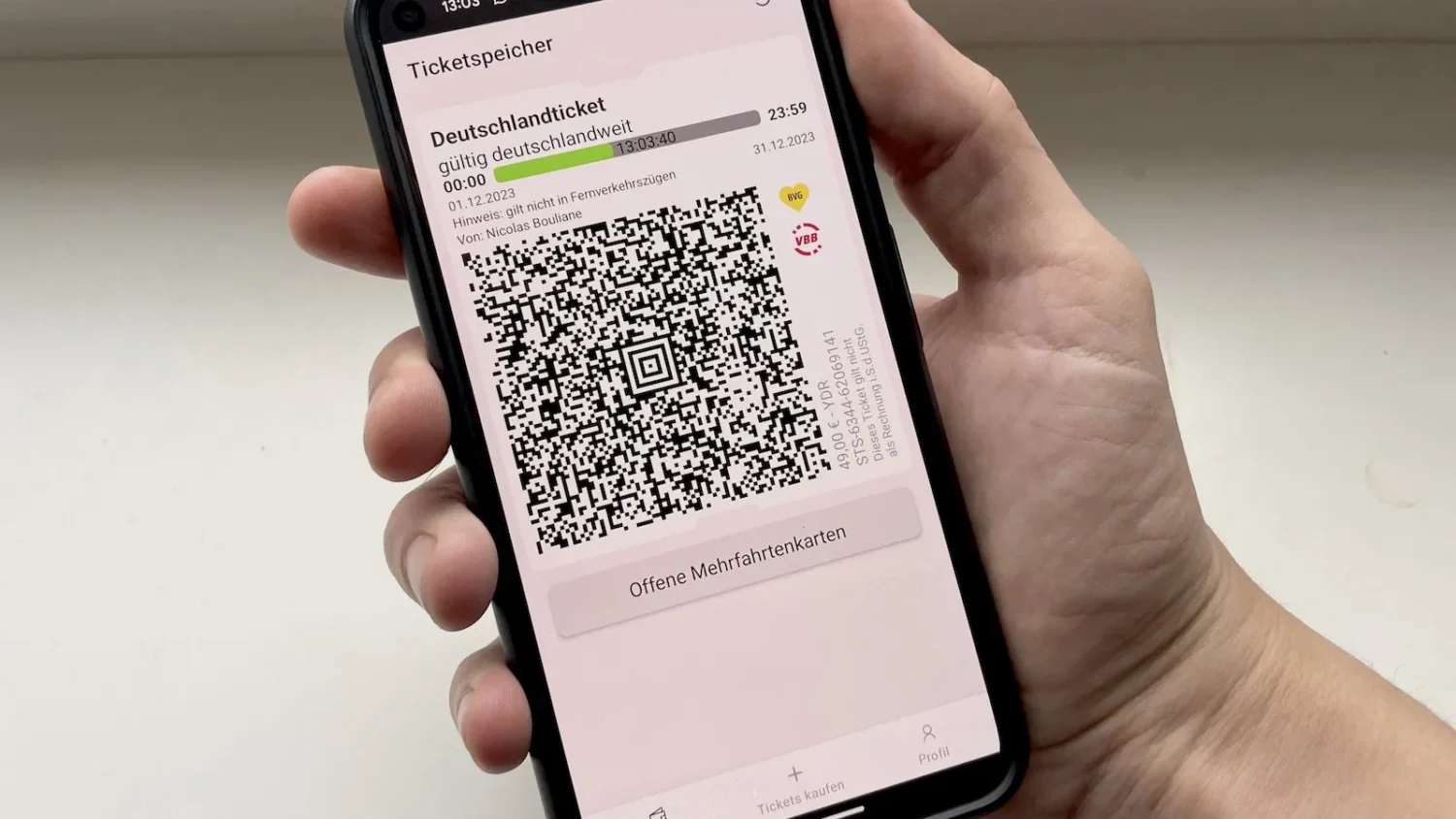 Рука держит смартфон с QR-кодом на экране