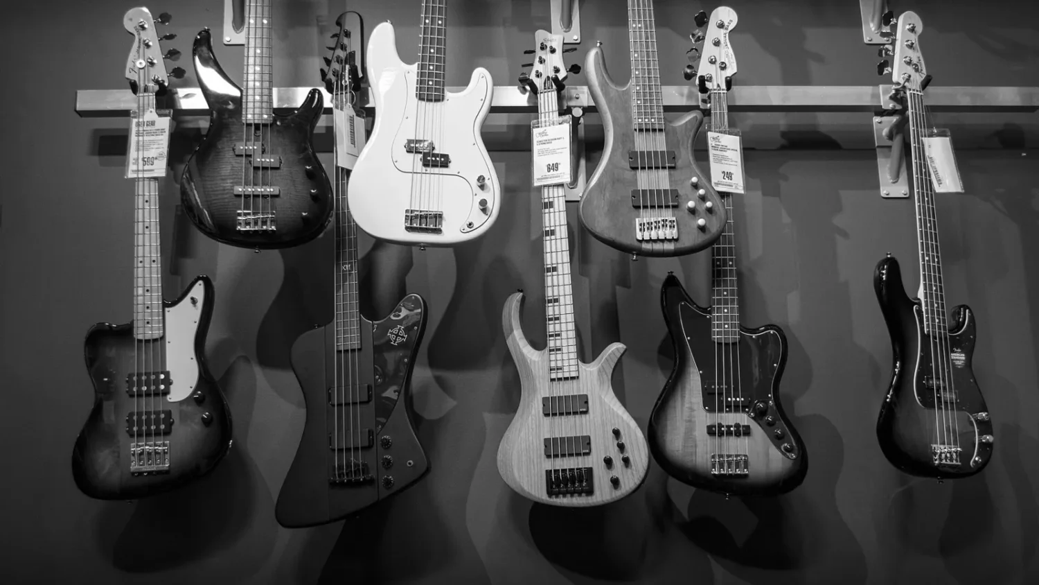 Электрогитары Fender на стене магазина