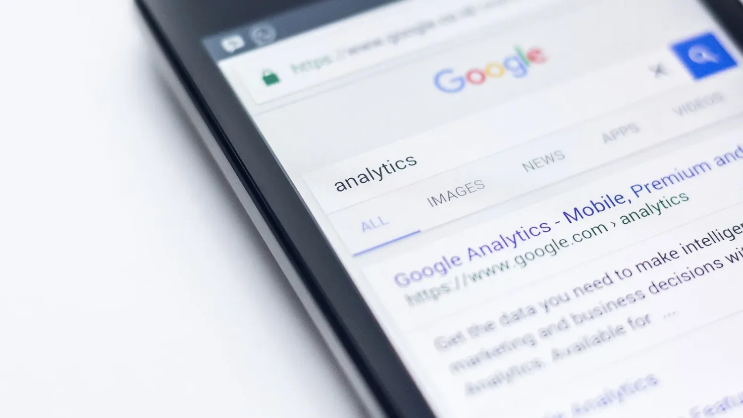 Смартфон с поиском Google на экране