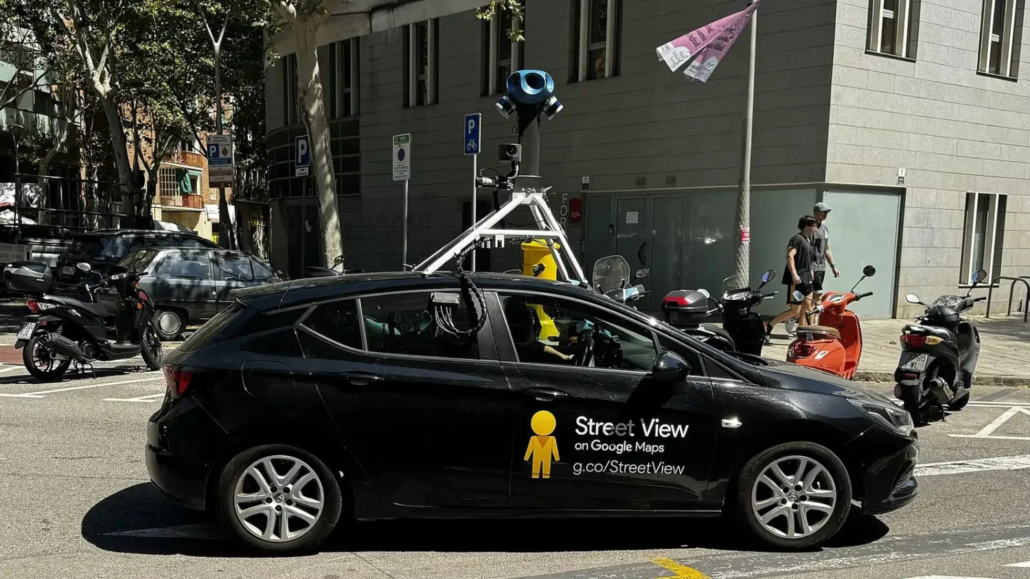 Автомобиль Google Street View с камерой на крыше на городской улице
