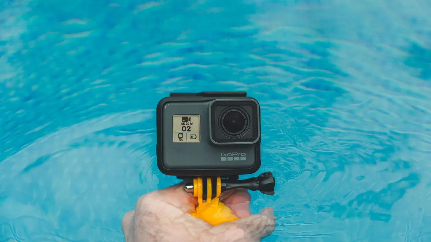Экшн-камера GoPro над водой в бассейне