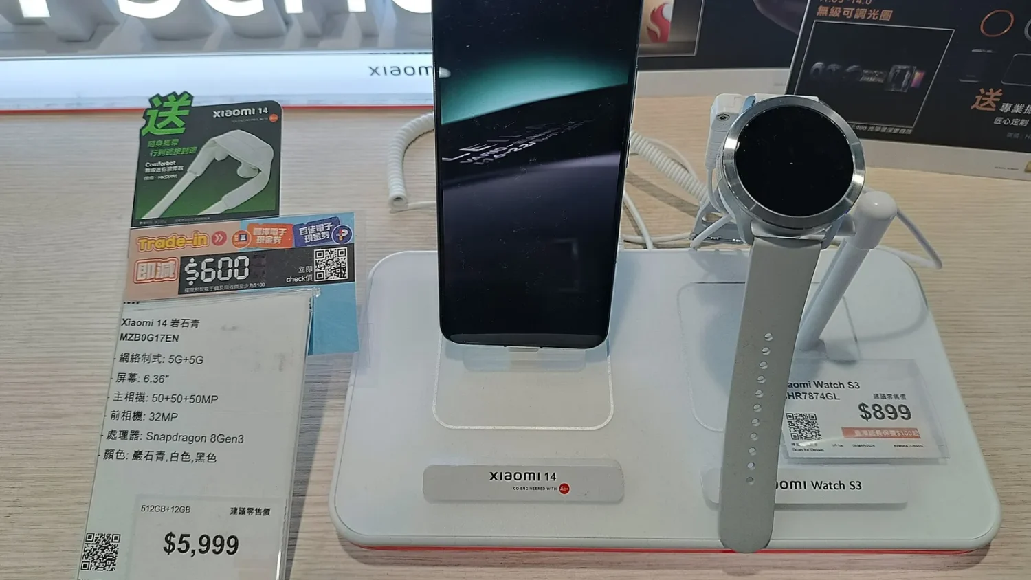 Смартфон Xiaomi и смарт-часы на витрине магазина