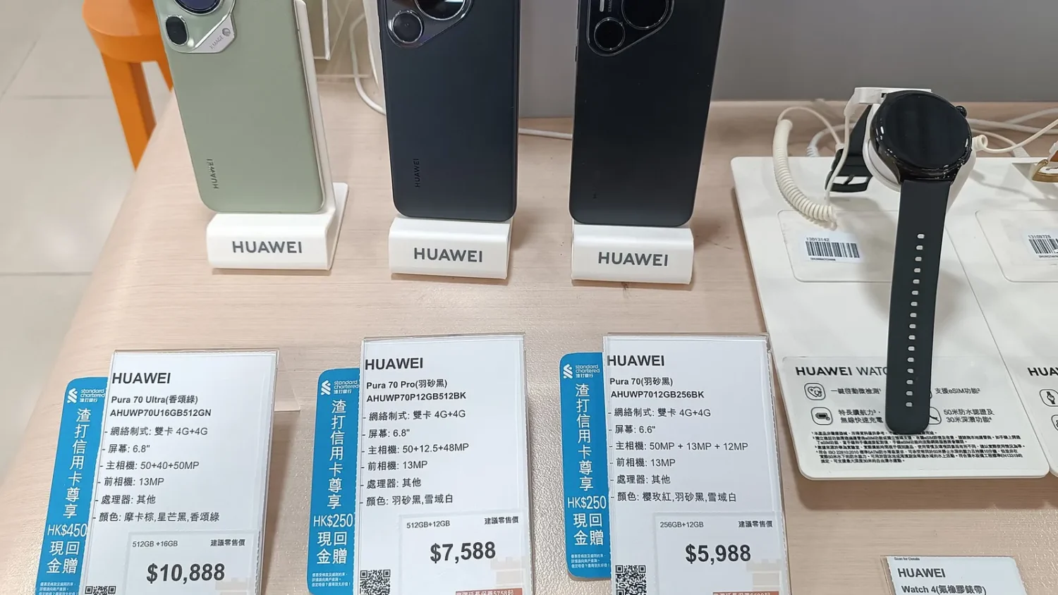 Смартфоны и часы Huawei на витрине магазина