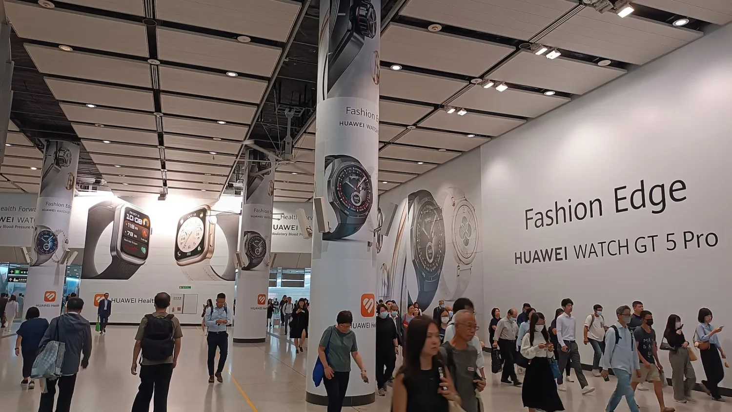 Стенд смарт-часов Huawei Watch на выставке