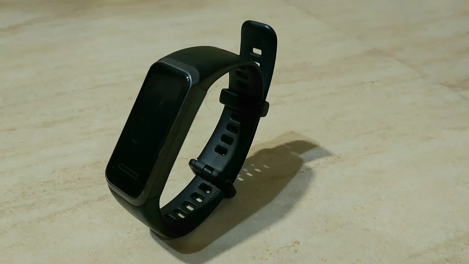 Фитнес-браслет Huawei Band 4 на светлой поверхности