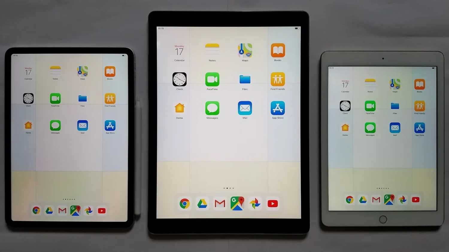 Три iPad разного размера рядом, экраны с иконками приложений