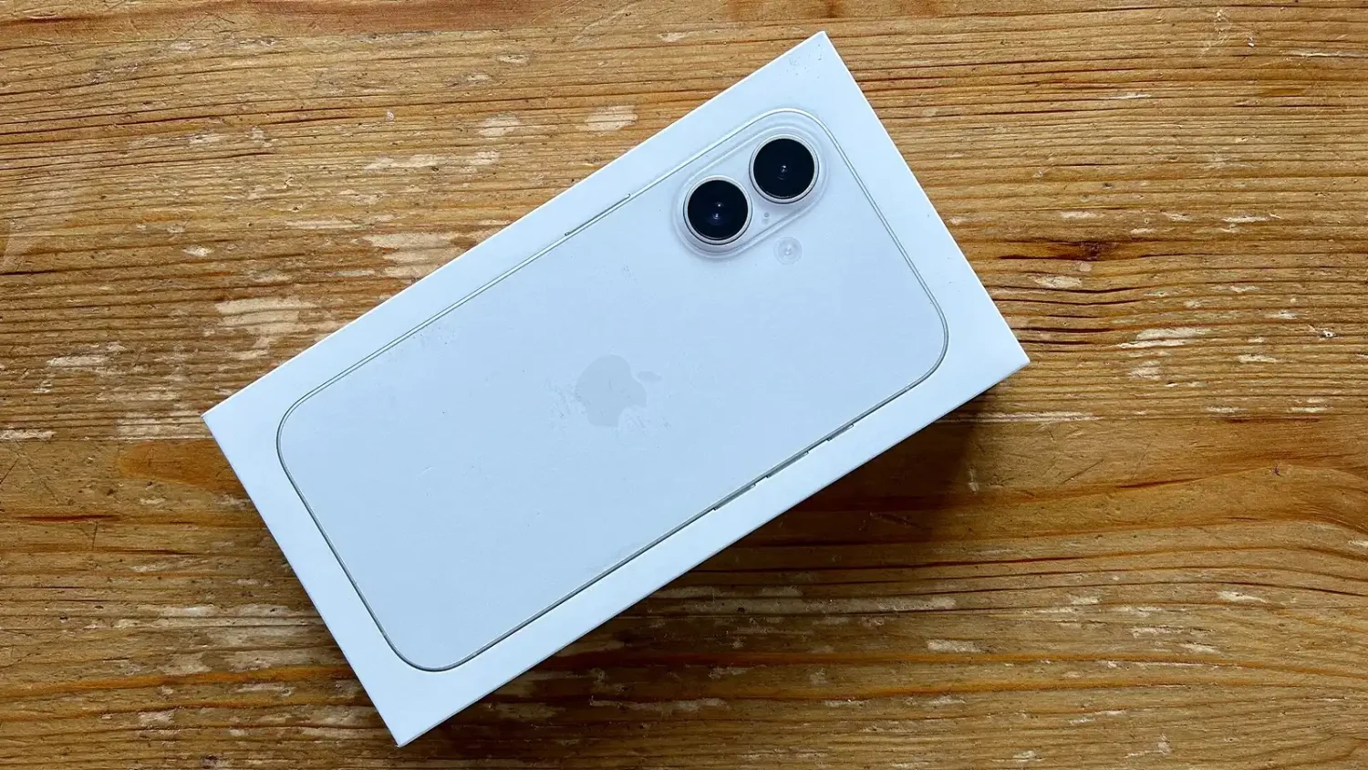 Коробка от голубого iPhone на деревянном столе