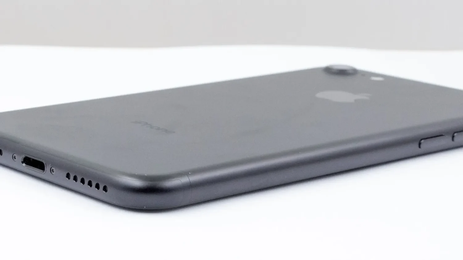 Тёмно-серый iPhone 7, вид сзади сбоку