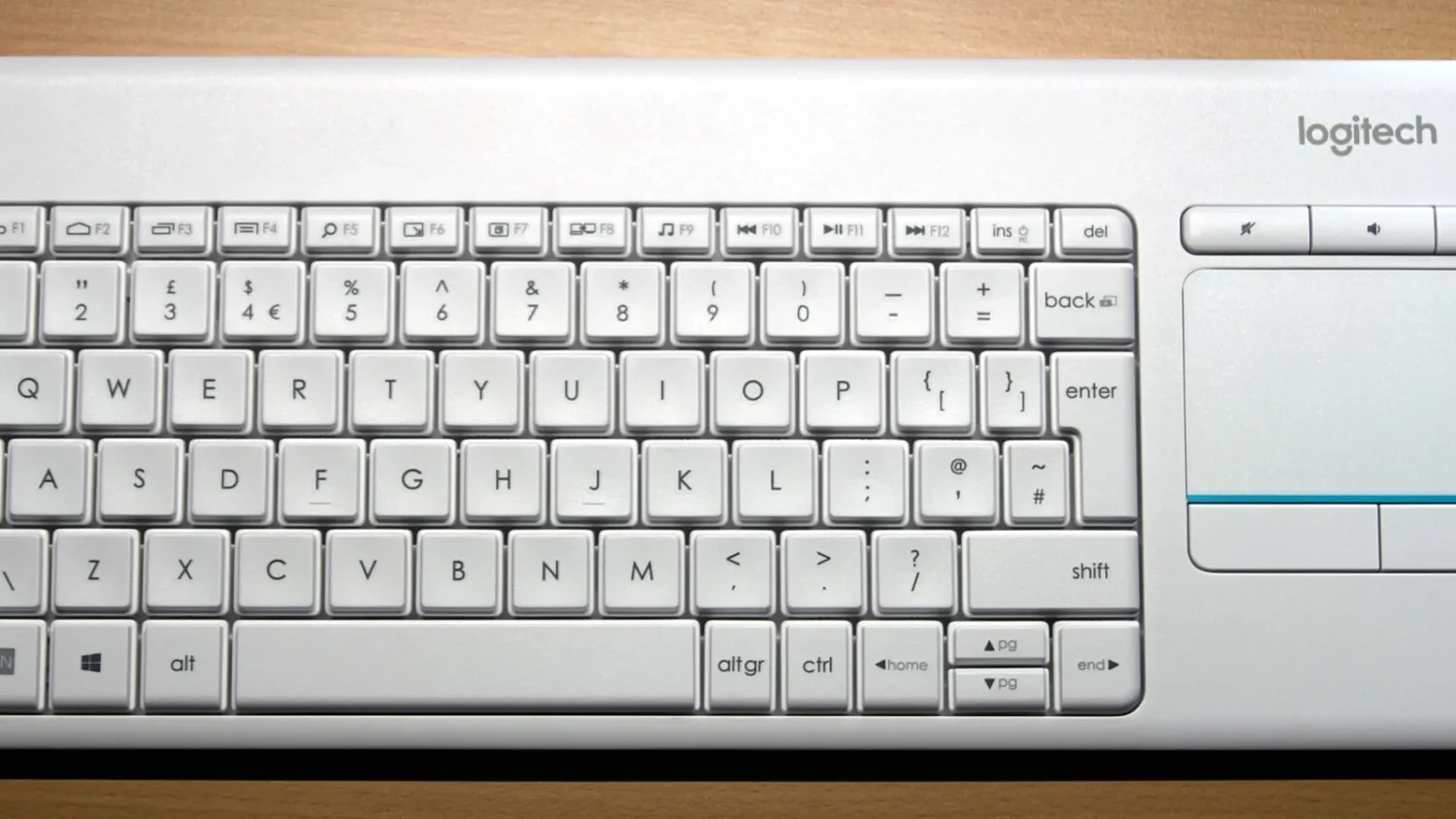 Белая беспроводная клавиатура Logitech с тачпадом