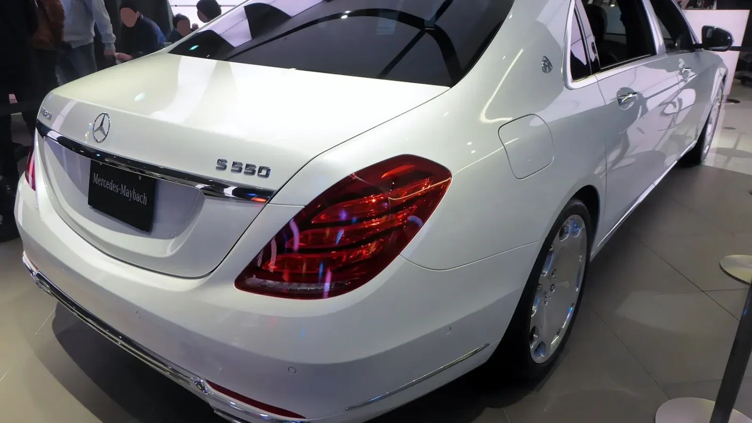 Белый седан Mercedes-Benz S-класса, вид сзади