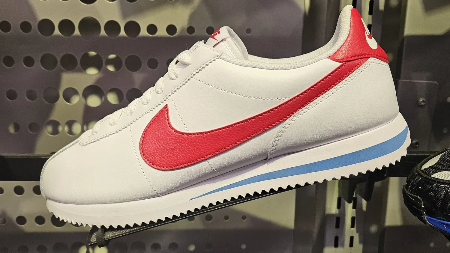 Белый кроссовок Nike Cortez с красной галочкой
