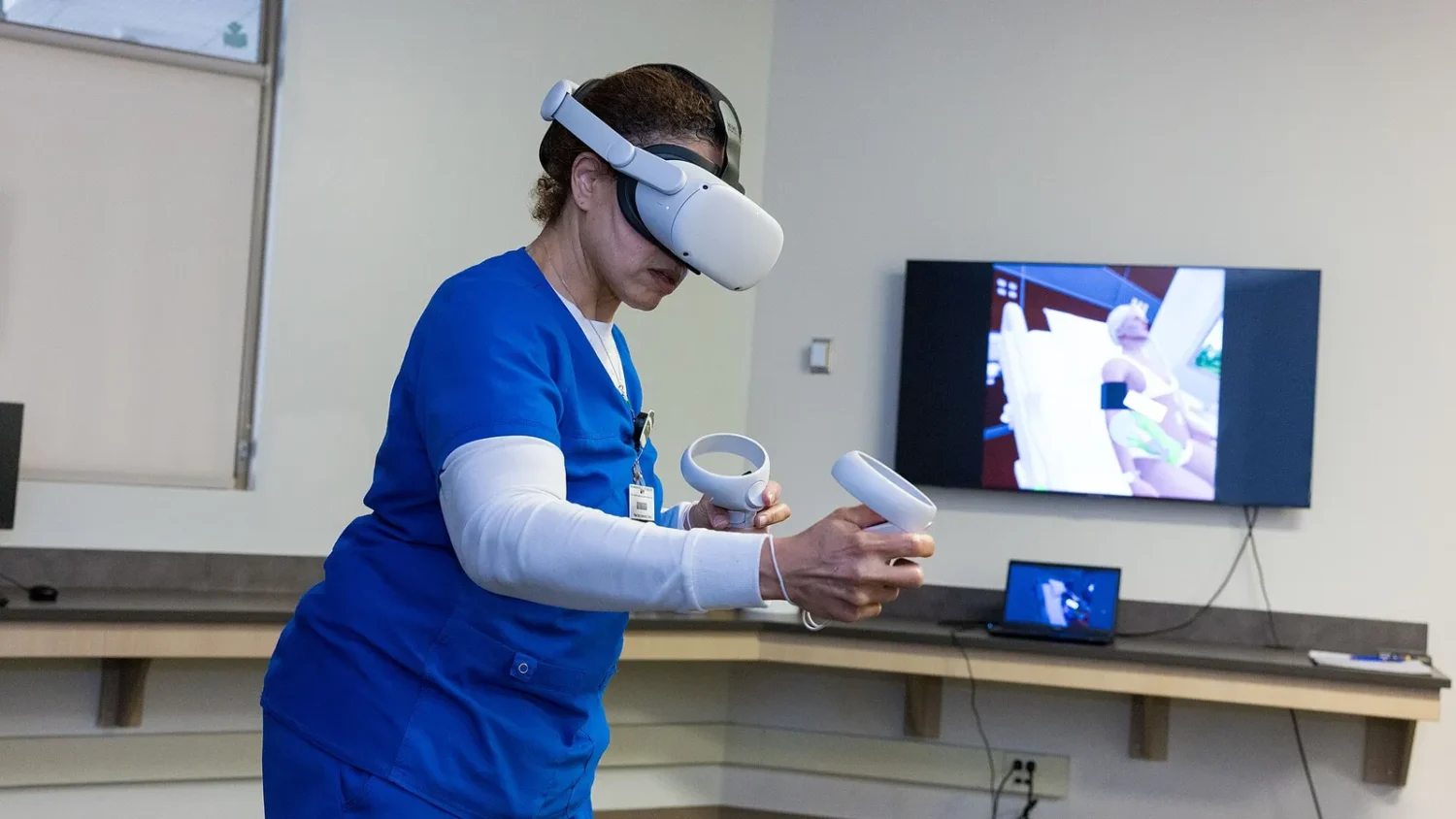 Женщина в VR-шлеме с контроллерами перед экраном
