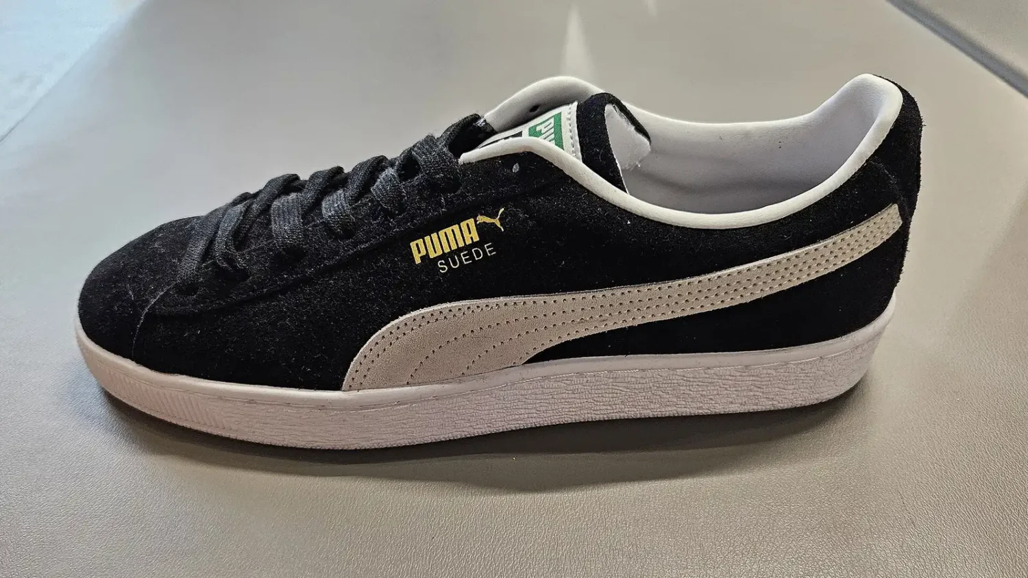 Чёрный кроссовок Puma с белой полосой