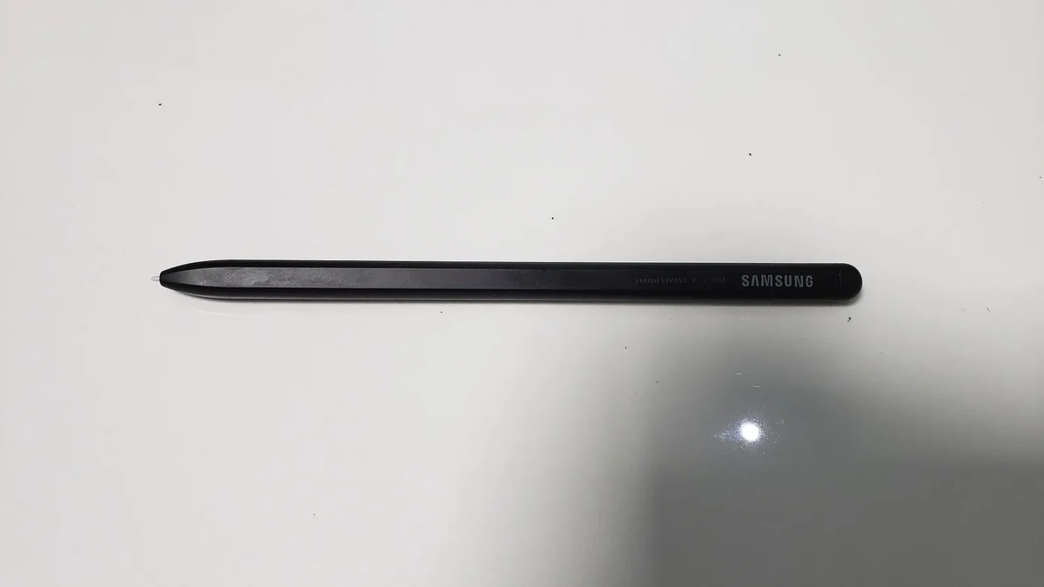 Стилус S Pen на белом фоне