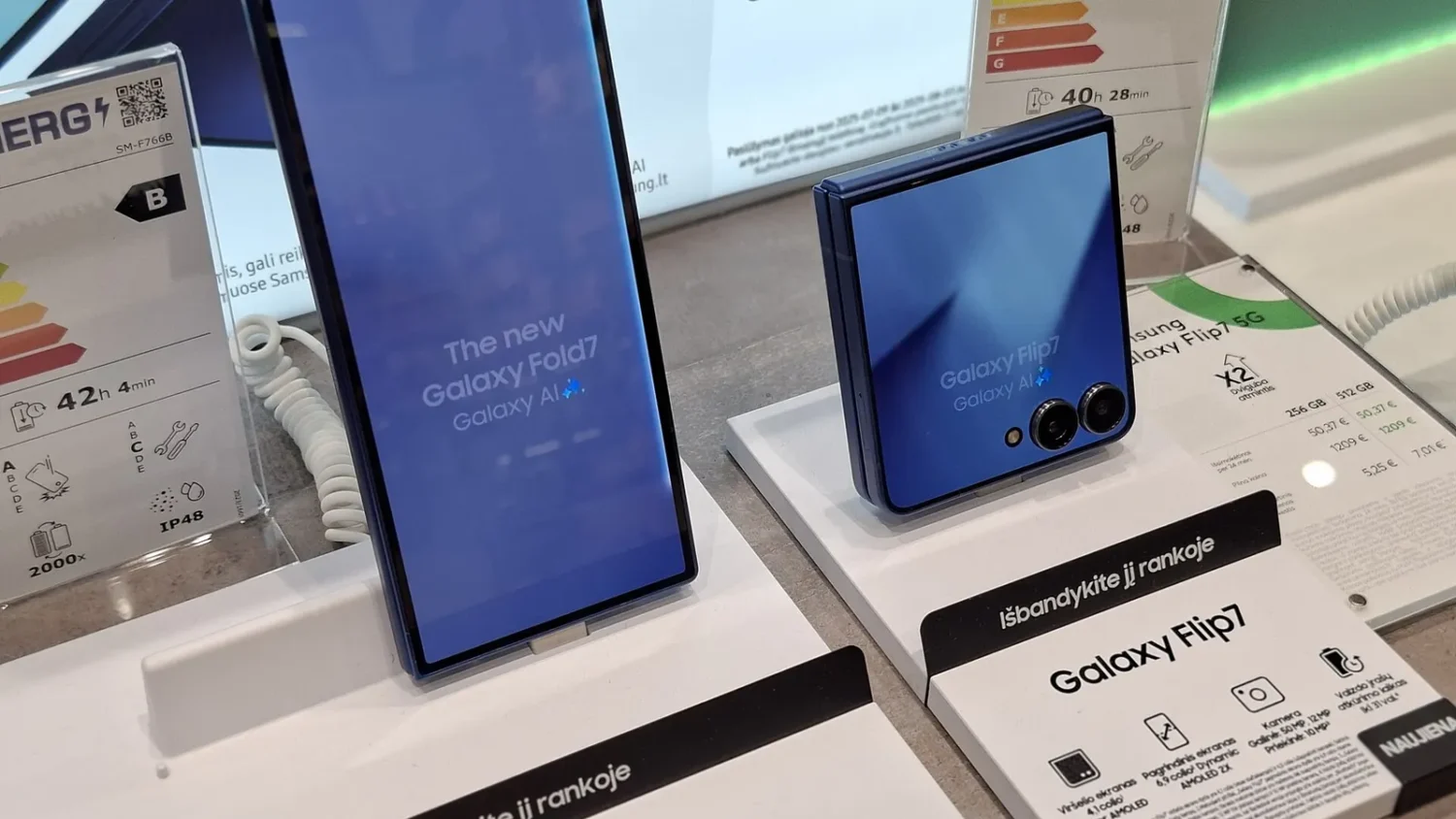 Samsung Galaxy Z Fold и Z Flip на стенде в магазине