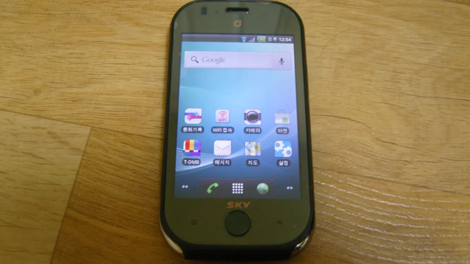 Старый Android-смартфон с иконками на экране