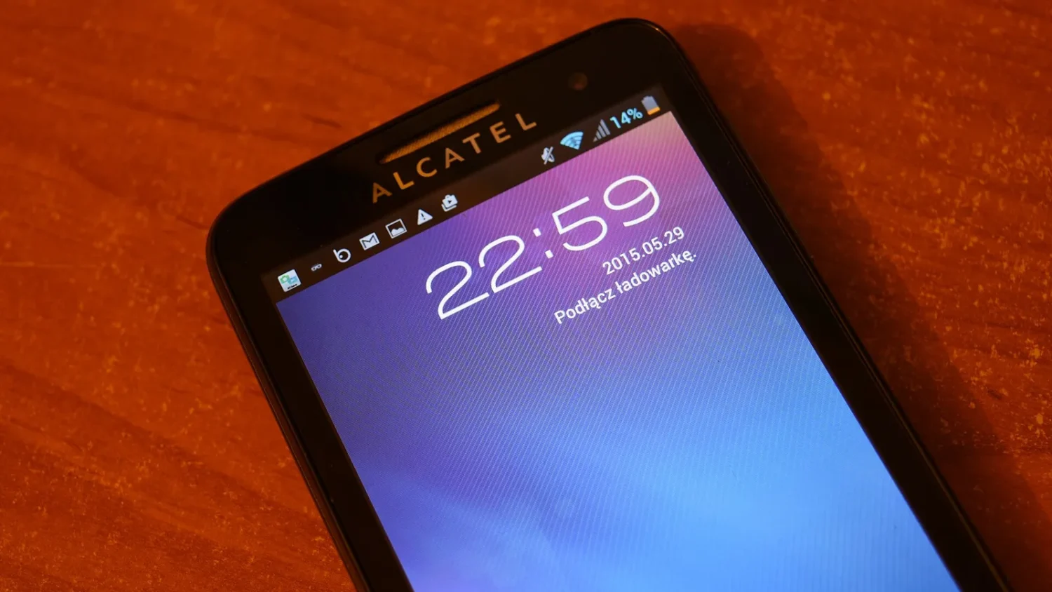 Смартфон Alcatel с часами на экране блокировки