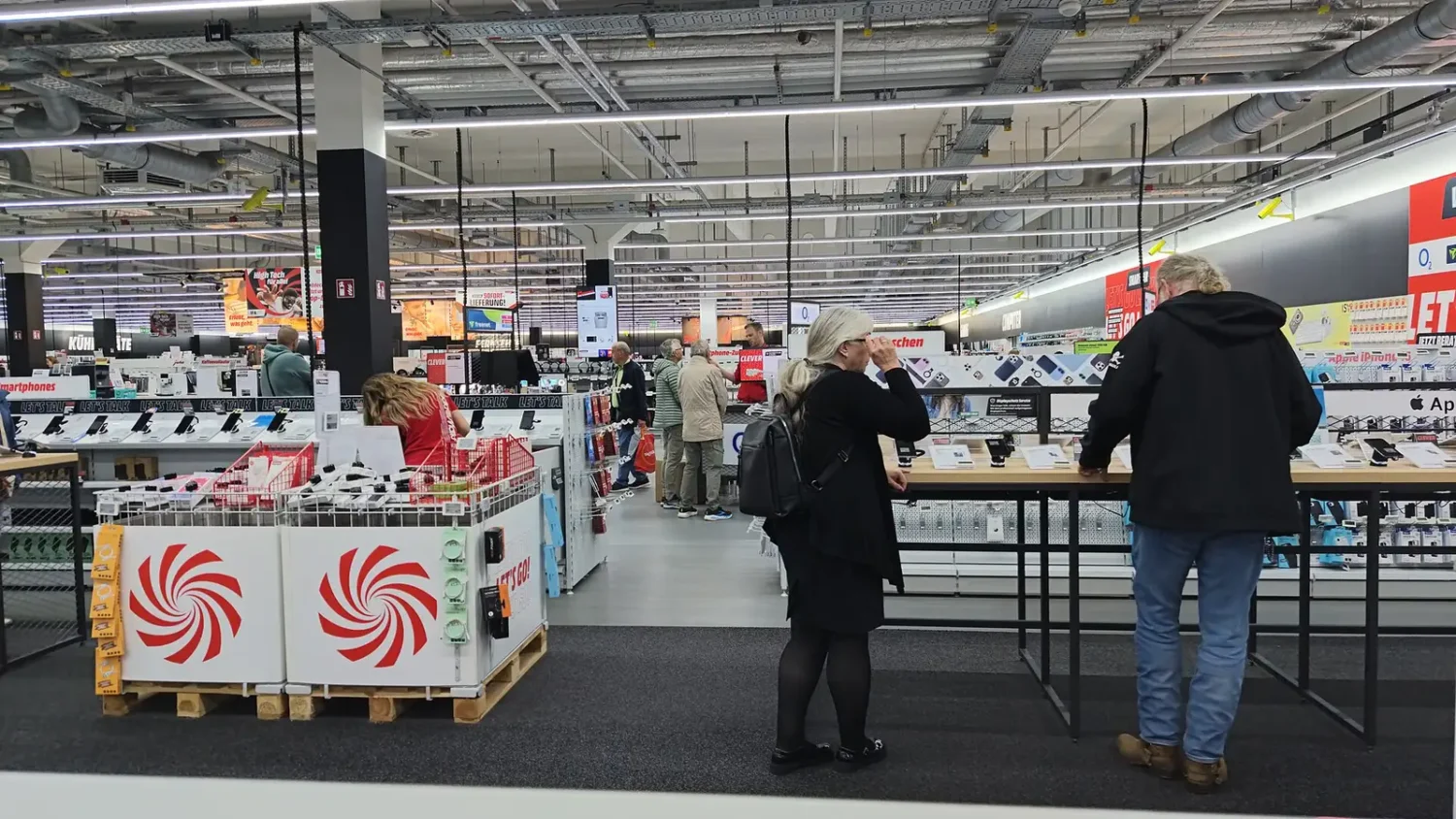 Витрины со смартфонами в зале магазина электроники