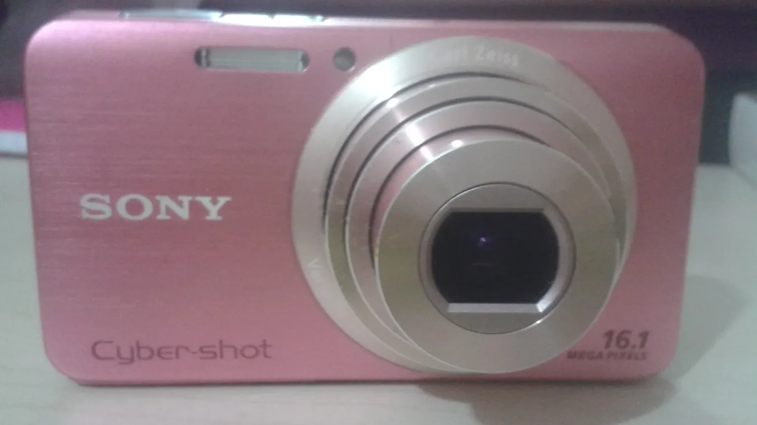 Розовый компактный фотоаппарат Sony Cyber-shot