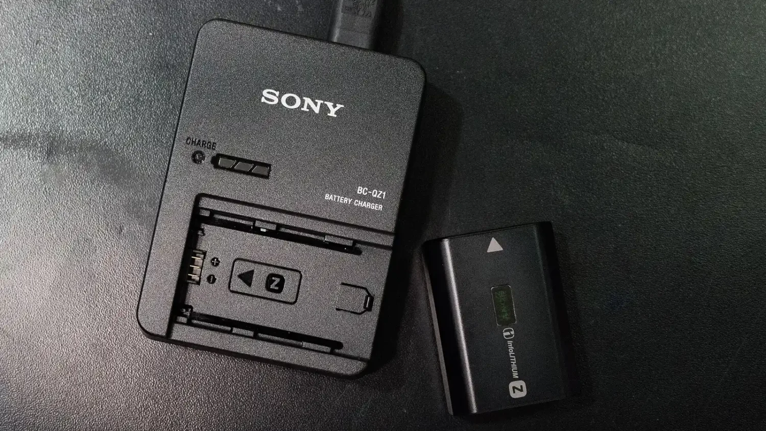 Зарядное устройство Sony для аккумуляторов камеры