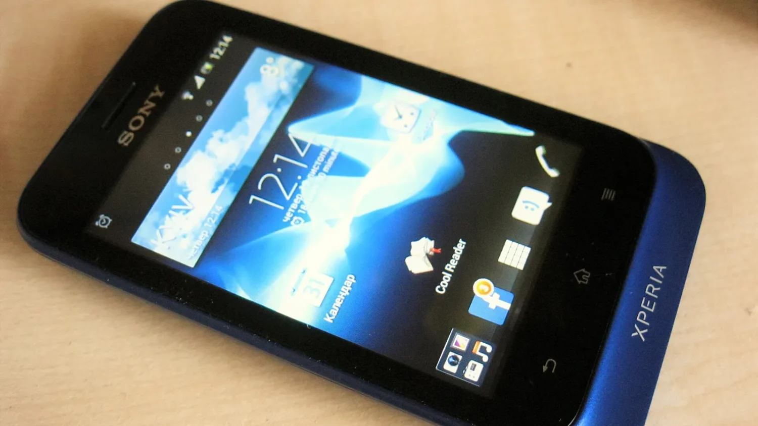 Смартфон Sony Xperia с синим экраном