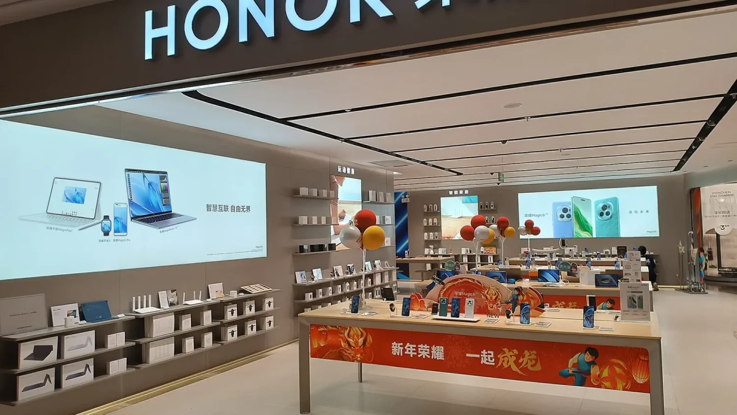 Магазин HONOR с витринами смартфонов