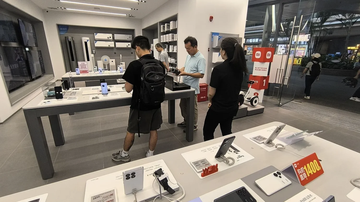 Покупатели в магазине Xiaomi