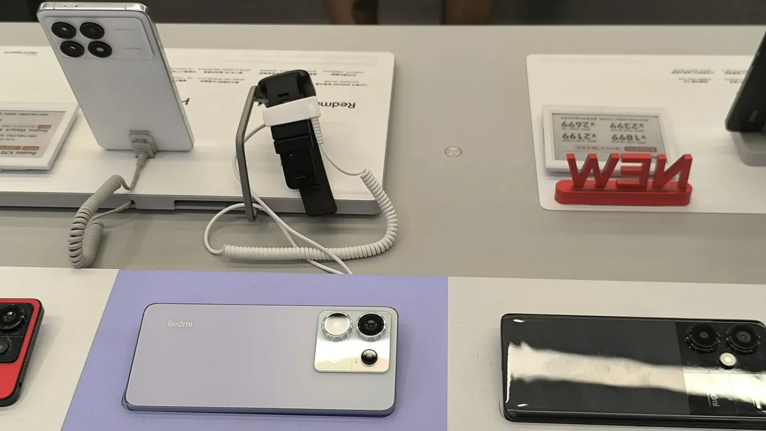 Смартфоны Xiaomi на стенде в магазине