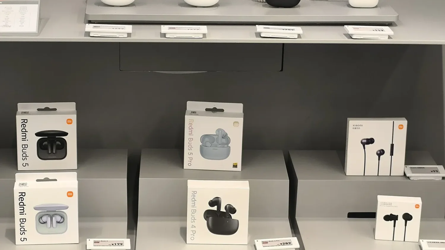 Наушники и аксессуары Xiaomi на полках магазина