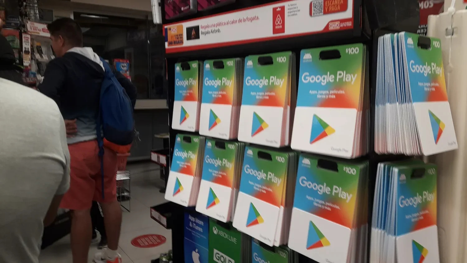 Подарочные карты Google Play на стенде в магазине